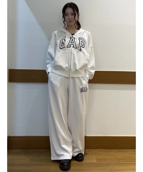 GAP(ギャップ)の「オーバーサイズ GAPロゴ フレンチテリー ジップアップパーカー(パーカー・レディース・ブラック/オフホワイト/グレー/イエロー/ピンク/ブルー・XS/S/M/L/XL/XXS)」の12枚目の写真