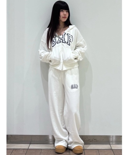 GAP(ギャップ)の「オーバーサイズ GAPロゴ フレンチテリー ジップアップパーカー(パーカー・レディース・ブラック/オフホワイト/グレー/イエロー/ピンク/ブルー・XS/S/M/L/XL/XXS)」の14枚目の写真