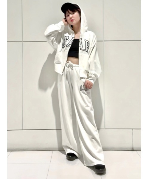 GAP(ギャップ)の「オーバーサイズ GAPロゴ フレンチテリー ジップアップパーカー(パーカー・レディース・ブラック/オフホワイト/グレー/イエロー/ピンク/ブルー・XS/S/M/L/XL/XXS)」の15枚目の写真