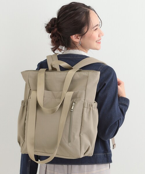 SHOO・LA・RUE（シューラルー）の「【撥水/2WAY/キャリーオン】トートにもなる スクエアリュック（バックパック/リュック・レディース・ナチュラル/カーキ/ブラック・00）」の2枚目の写真