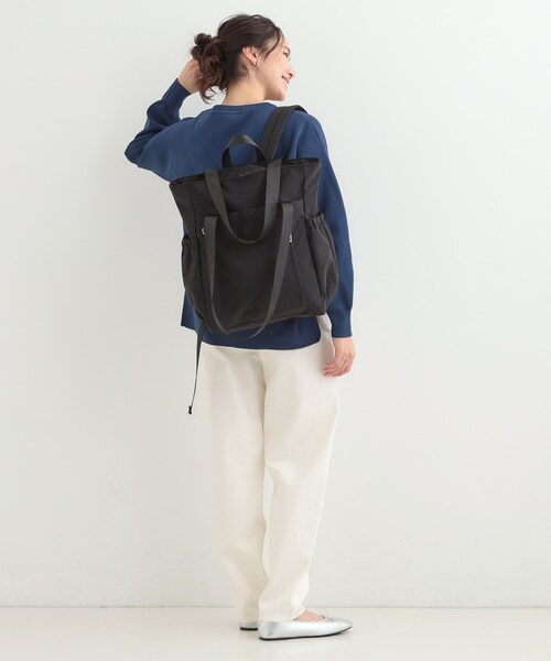 SHOO・LA・RUE（シューラルー）の「【撥水/2WAY/キャリーオン】トートにもなる スクエアリュック（バックパック/リュック・レディース・ナチュラル/カーキ/ブラック・00）」の5枚目の写真