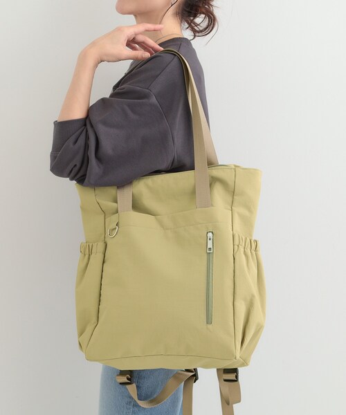SHOO・LA・RUE（シューラルー）の「【撥水/2WAY/キャリーオン】トートにもなる スクエアリュック（バックパック/リュック・レディース・ナチュラル/カーキ/ブラック・00）」の4枚目の写真