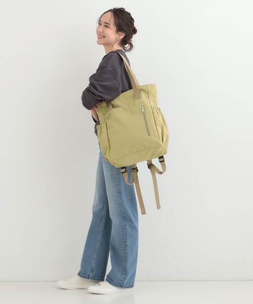 SHOO・LA・RUE（シューラルー）の「【撥水/2WAY/キャリーオン】トートにもなる スクエアリュック（バックパック/リュック・レディース・ナチュラル/カーキ/ブラック・00）」の5枚目の写真
