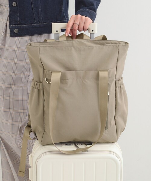 SHOO・LA・RUE（シューラルー）の「【撥水/2WAY/キャリーオン】トートにもなる スクエアリュック（バックパック/リュック・レディース・ナチュラル/カーキ/ブラック・00）」の6枚目の写真