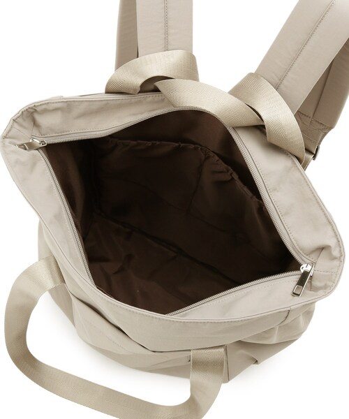SHOO・LA・RUE（シューラルー）の「【撥水/2WAY/キャリーオン】トートにもなる スクエアリュック（バックパック/リュック・レディース・ナチュラル/カーキ/ブラック・00）」の17枚目の写真