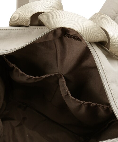 SHOO・LA・RUE（シューラルー）の「【撥水/2WAY/キャリーオン】トートにもなる スクエアリュック（バックパック/リュック・レディース・ナチュラル/カーキ/ブラック・00）」の19枚目の写真