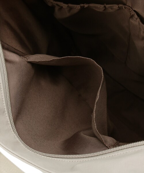 SHOO・LA・RUE（シューラルー）の「【撥水/2WAY/キャリーオン】トートにもなる スクエアリュック（バックパック/リュック・レディース・ナチュラル/カーキ/ブラック・00）」の20枚目の写真