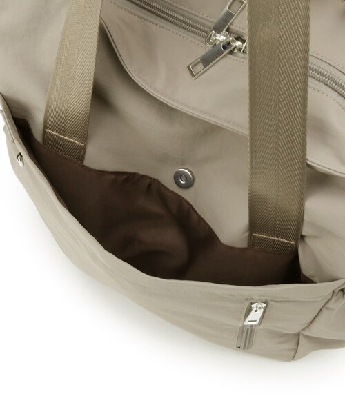 SHOO・LA・RUE（シューラルー）の「【撥水/2WAY/キャリーオン】トートにもなる スクエアリュック（バックパック/リュック・レディース・ナチュラル/カーキ/ブラック・00）」の21枚目の写真