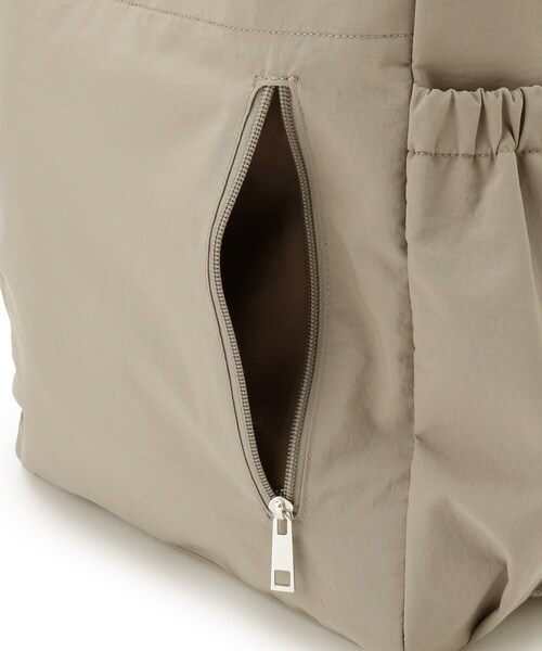 SHOO・LA・RUE（シューラルー）の「【撥水/2WAY/キャリーオン】トートにもなる スクエアリュック（バックパック/リュック・レディース・ナチュラル/カーキ/ブラック・00）」の22枚目の写真