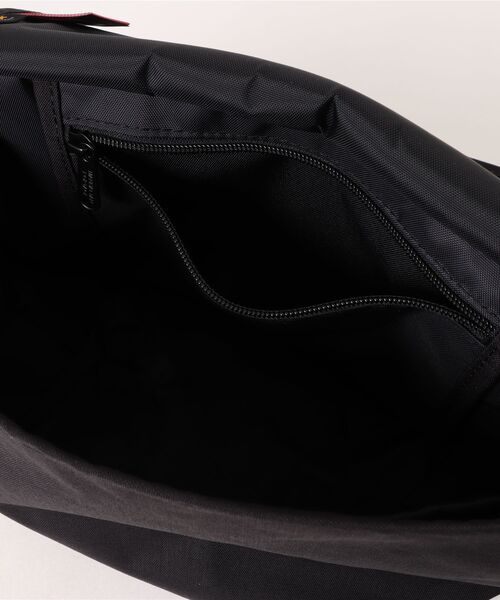 Manhattan Portage（マンハッタンポーテージ）の「NYLON MESSENGER BAG JR (SM) BP W/DIV MGNT 500D CORDURA DPL（メッセンジャーバッグ・レディース・ブラック・SMALL）」の20枚目の写真
