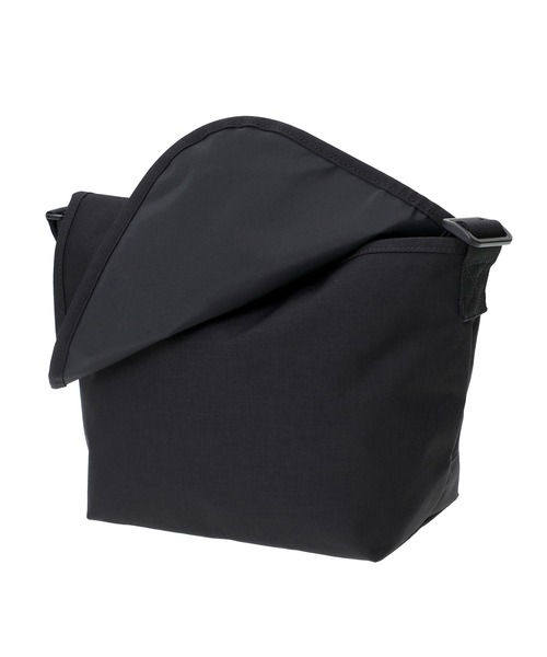 Manhattan Portage（マンハッタンポーテージ）の「NYLON MESSENGER BAG JR (SM) BP W/DIV MGNT 500D CORDURA DPL（メッセンジャーバッグ・レディース・ブラック・SMALL）」の11枚目の写真