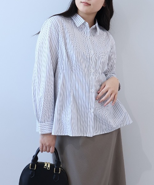 fleur by mint breeze(フルールバイミントブリーズ)の「【L~5L 大きいサイズ】クリアローンサイドタックシャツ(シャツ/ブラウス・レディース・ラベンダー/ネイビー/オフホワイト・LL/5L/4L/3L)」の2枚目の写真