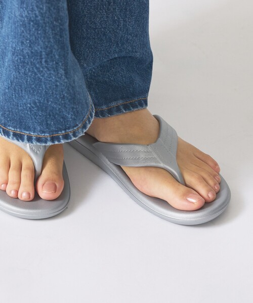 ISLAND SLIPPER(アイランドスリッパ)の「【ISLAND SLIPPER / アイランド・スリッパ】EVA トングサンダル / ビーチサンダル(サンダル・レディース・グレイッシュベージュ/シルバー/ブラック・7/6/5)」の1枚目の写真