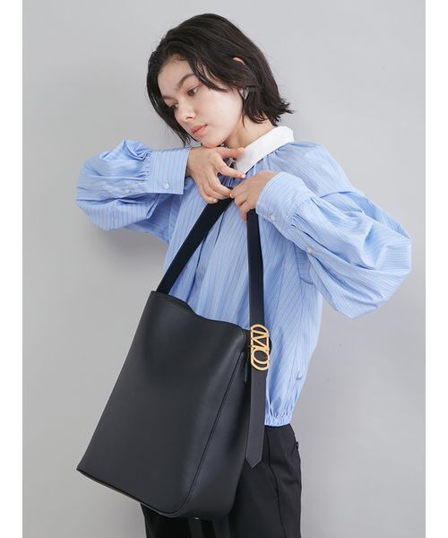 Mila Owen(ミラオーウェン)の「バックルモチーフバケットバッグ(ショルダーバッグ・レディース・キャメル/ブラック/マルチ・F)」の2枚目の写真