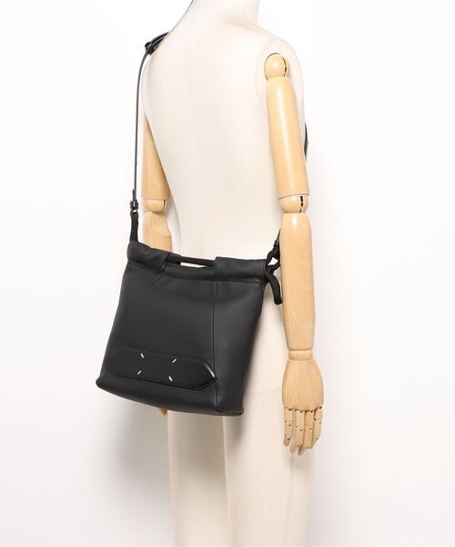 Maison Margiela(メゾンマルジェラ)の「Maison Margiela SOFT 5AC DRAWSTRING BAG SMALL(ショルダーバッグ・メンズ・ブラック・FREE)」の2枚目の写真