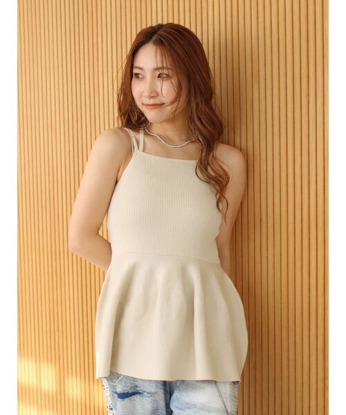 Ungrid（アングリッド）の「ペプラムデザインニットキャミ（キャミソール・レディース・レッド/アイボリー/チャコールグレー・FREE）」の2枚目の写真