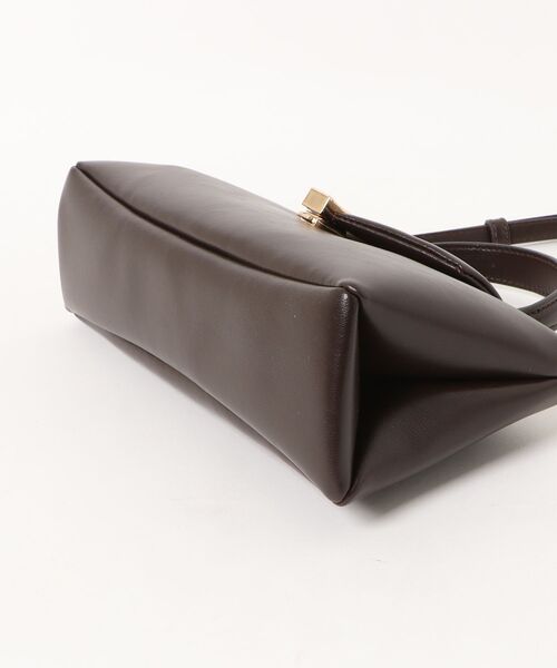 CHARLES & KEITH（チャールズ & キース）の「Lilibet リリベット イロンゲイティッド トップハンドルバッグ（ハンドバッグ・レディース・クリーム/ブラウン系その他7・M）」の17枚目の写真