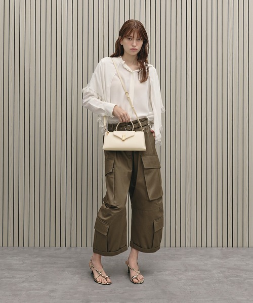 CHARLES & KEITH（チャールズ & キース）の「Lilibet リリベット イロンゲイティッド トップハンドルバッグ（ハンドバッグ・レディース・クリーム/ブラウン系その他7・M）」の3枚目の写真