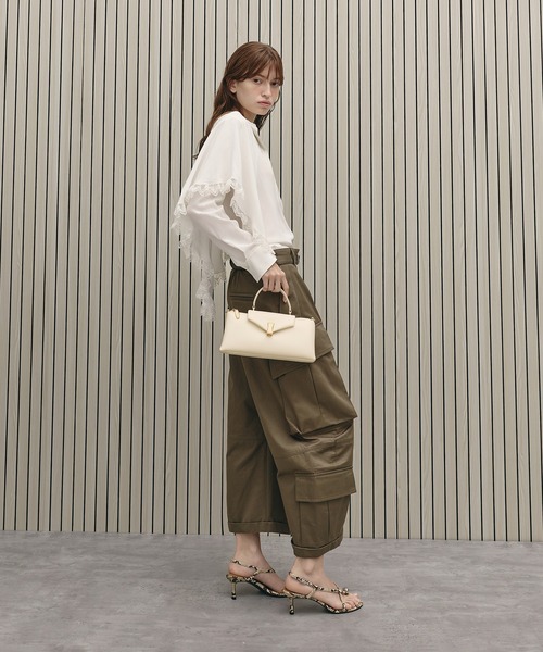 CHARLES & KEITH（チャールズ & キース）の「Lilibet リリベット イロンゲイティッド トップハンドルバッグ（ハンドバッグ・レディース・クリーム/ブラウン系その他7・M）」の4枚目の写真