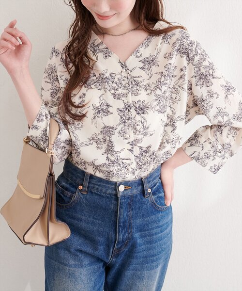 natural couture（ナチュラルクチュール）の「パール釦Vネック７分袖ブラウス（シャツ/ブラウス・レディース・サックスブルー/グレイッシュベージュ/アイボリー/その他2/その他1/チャコールグレー・FREE）」の5枚目の写真