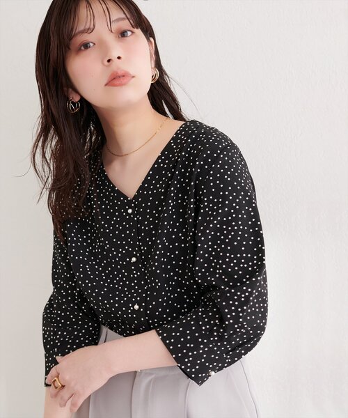 natural couture（ナチュラルクチュール）の「パール釦Vネック７分袖ブラウス（シャツ/ブラウス・レディース・サックスブルー/グレイッシュベージュ/アイボリー/その他2/その他1/チャコールグレー・FREE）」の6枚目の写真