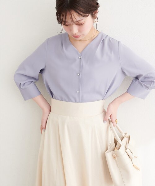 natural couture（ナチュラルクチュール）の「パール釦Vネック７分袖ブラウス（シャツ/ブラウス・レディース・サックスブルー/グレイッシュベージュ/アイボリー/その他2/その他1/チャコールグレー・FREE）」の4枚目の写真