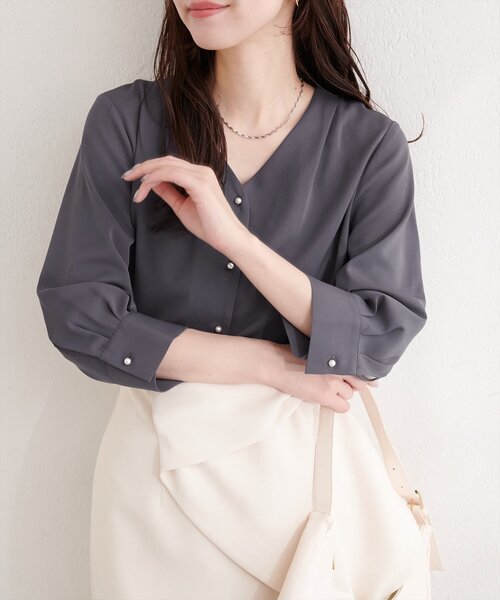 natural couture（ナチュラルクチュール）の「パール釦Vネック７分袖ブラウス（シャツ/ブラウス・レディース・サックスブルー/グレイッシュベージュ/アイボリー/その他2/その他1/チャコールグレー・FREE）」の2枚目の写真