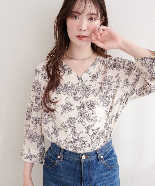 natural couture（ナチュラルクチュール）の「パール釦Vネック７分袖ブラウス（シャツ/ブラウス・レディース・サックスブルー/グレイッシュベージュ/アイボリー/その他2/その他1/チャコールグレー・FREE）」の8枚目の写真