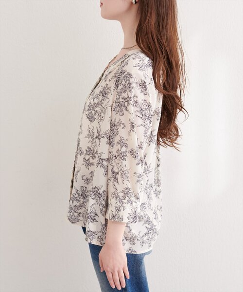 natural couture（ナチュラルクチュール）の「パール釦Vネック７分袖ブラウス（シャツ/ブラウス・レディース・サックスブルー/グレイッシュベージュ/アイボリー/その他2/その他1/チャコールグレー・FREE）」の12枚目の写真