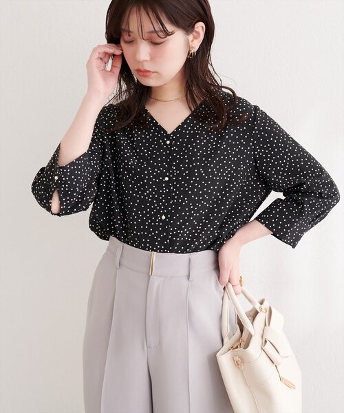 natural couture（ナチュラルクチュール）の「パール釦Vネック７分袖ブラウス（シャツ/ブラウス・レディース・サックスブルー/グレイッシュベージュ/アイボリー/その他2/その他1/チャコールグレー・FREE）」の21枚目の写真