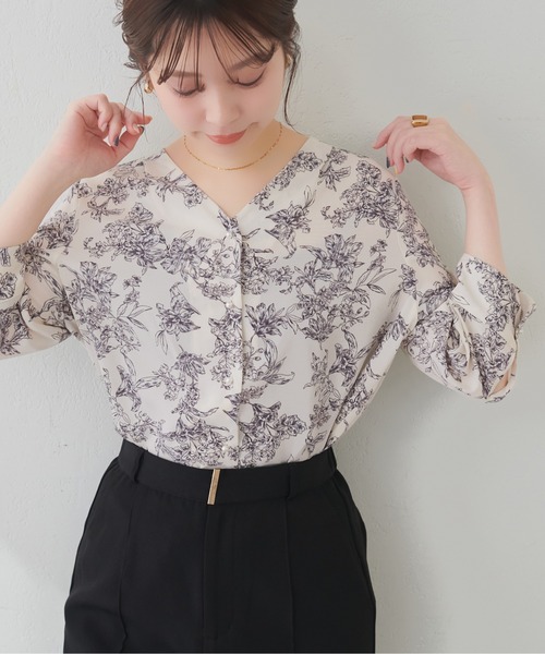 natural couture(ナチュラルクチュール)の「パール釦Vネック7分袖ブラウス(シャツ/ブラウス・レディース・サックスブルー/グレイッシュベージュ/アイボリー/その他2/その他1/チャコールグレー・FREE)」の6枚目の写真