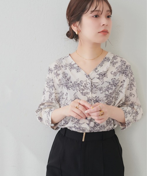 natural couture(ナチュラルクチュール)の「パール釦Vネック7分袖ブラウス(シャツ/ブラウス・レディース・サックスブルー/グレイッシュベージュ/アイボリー/その他2/その他1/チャコールグレー・FREE)」の8枚目の写真