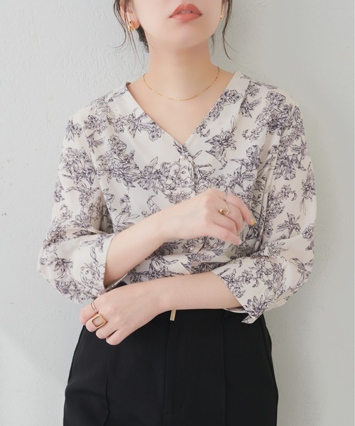 natural couture(ナチュラルクチュール)の「パール釦Vネック7分袖ブラウス(シャツ/ブラウス・レディース・サックスブルー/グレイッシュベージュ/アイボリー/その他2/その他1/チャコールグレー・FREE)」の7枚目の写真