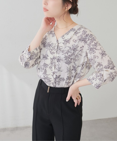 natural couture(ナチュラルクチュール)の「パール釦Vネック7分袖ブラウス(シャツ/ブラウス・レディース・サックスブルー/グレイッシュベージュ/アイボリー/その他2/その他1/チャコールグレー・FREE)」の9枚目の写真
