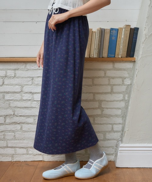 Birthday room(バースデイルーム)の「小花柄サーマルロングスカート/Small floral print thermal long skirt(スカート・レディース・アイボリー/ネイビー・FREE)」の6枚目の写真