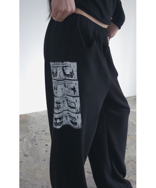 L.H.P(エルエイチピー)の「DOGMA EHKS/ドグマエークス/STUDDED CURRENCY SWEAT PANTS(スウェットパンツ・レディース・ブラック・F)」の4枚目の写真