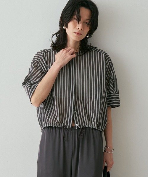 qualite(カリテ)の「【シルエット調整可能】フォルムドロストブラウス 春服 夏服 オフィスカジュアル きれいめ 羽織り シアー(シャツ/ブラウス・レディース・ブラック/オフホワイト/ライム・フリー)」の3枚目の写真