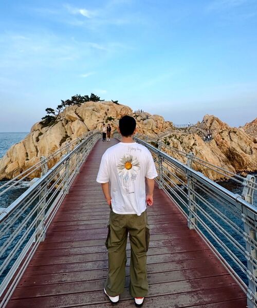 BEOM(ボム)の「メルティングデイジー 特殊綿 オーバーサイズTシャツ ブラック(Tシャツ/カットソー・メンズ・その他・1/2)」の11枚目の写真