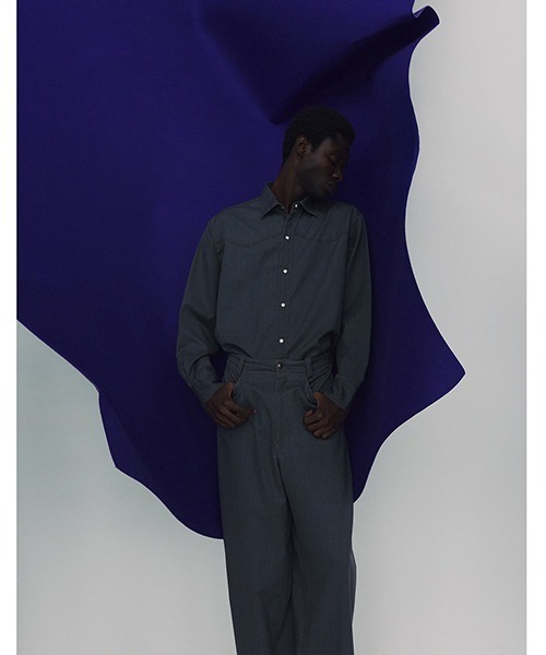 marka（マーカ）の「marka / マーカ：WORK PANTS -WASHABLE 2/72 WOOL GABARDINE PIGMENT PRINT-：M26A03PT02C[COR]（その他パンツ・メンズ・チャコールグレー・1(S)/2(M)）」の2枚目の写真