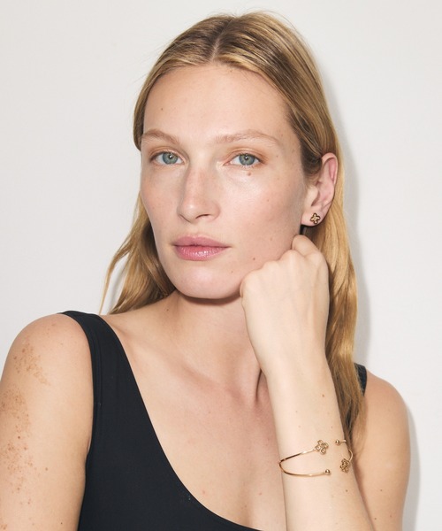 TORY BURCH(トリーバーチ)の「フォーゲットミーノット オープンカフ(バングル/リストバンド・レディース・ゴールド・ONE SIZE)」の3枚目の写真