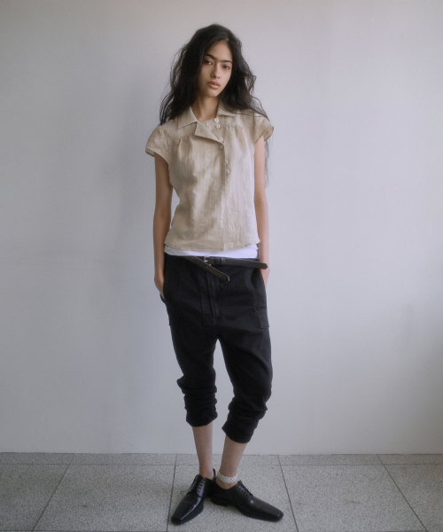 PORTERNA(ポルテナ)の「WRAP BUTTON CAP SLEEVE BLOUSE-BEIGE(シャツ/ブラウス・レディース・その他・OS)」の2枚目の写真