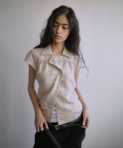 PORTERNA(ポルテナ)の「WRAP BUTTON CAP SLEEVE BLOUSE-BEIGE(シャツ/ブラウス・レディース・その他・OS)」の12枚目の写真