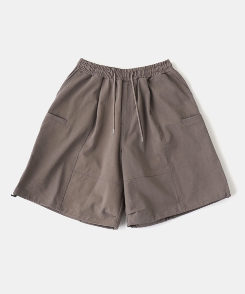 WISM（ウィズム）の「Estudio Niksen / エストゥディオ・ニクセン Slit Cargo Balloon Shorts（その他パンツ・メンズ・ブラック/チャコールグレー・2/1）」の2枚目の写真