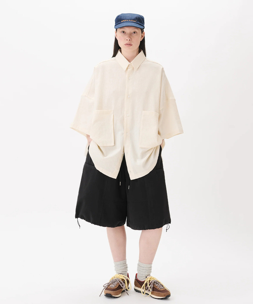 WISM（ウィズム）の「Estudio Niksen / エストゥディオ・ニクセン Slit Cargo Balloon Shorts（その他パンツ・メンズ・ブラック/チャコールグレー・2/1）」の20枚目の写真