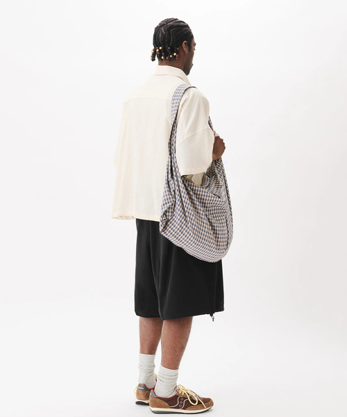 WISM（ウィズム）の「Estudio Niksen / エストゥディオ・ニクセン Slit Cargo Balloon Shorts（その他パンツ・メンズ・ブラック/チャコールグレー・2/1）」の15枚目の写真