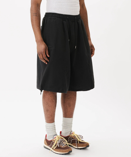 WISM（ウィズム）の「Estudio Niksen / エストゥディオ・ニクセン Slit Cargo Balloon Shorts（その他パンツ・メンズ・ブラック/チャコールグレー・2/1）」の16枚目の写真