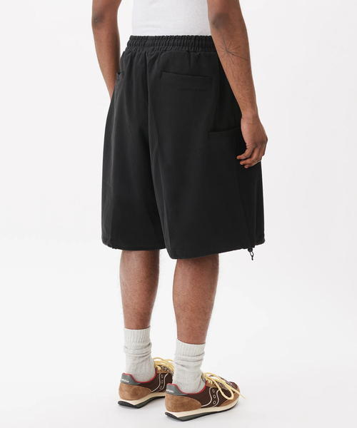 WISM（ウィズム）の「Estudio Niksen / エストゥディオ・ニクセン Slit Cargo Balloon Shorts（その他パンツ・メンズ・ブラック/チャコールグレー・2/1）」の17枚目の写真