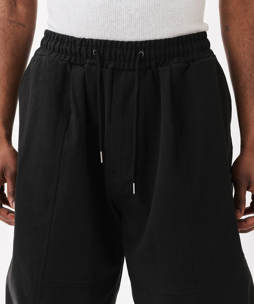 WISM（ウィズム）の「Estudio Niksen / エストゥディオ・ニクセン Slit Cargo Balloon Shorts（その他パンツ・メンズ・ブラック/チャコールグレー・2/1）」の18枚目の写真