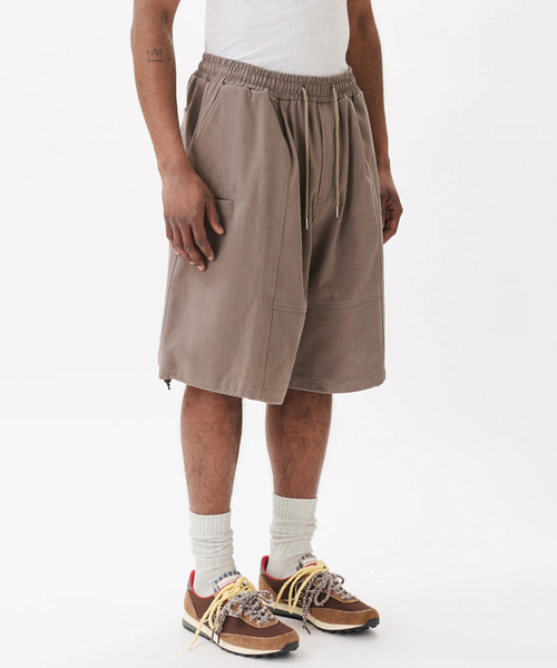 WISM（ウィズム）の「Estudio Niksen / エストゥディオ・ニクセン Slit Cargo Balloon Shorts（その他パンツ・メンズ・ブラック/チャコールグレー・2/1）」の4枚目の写真