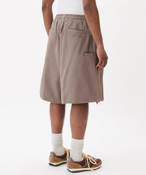 WISM（ウィズム）の「Estudio Niksen / エストゥディオ・ニクセン Slit Cargo Balloon Shorts（その他パンツ・メンズ・ブラック/チャコールグレー・2/1）」の5枚目の写真